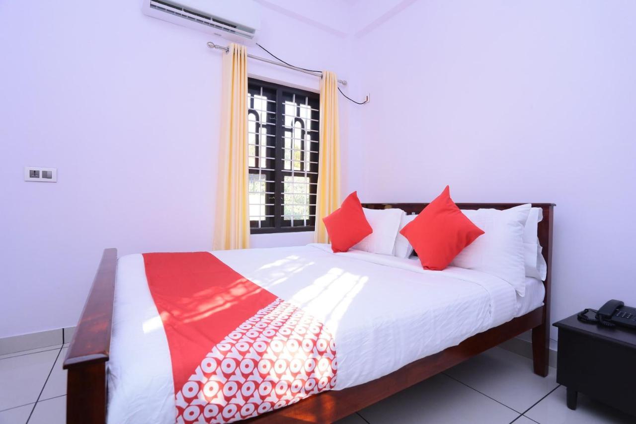 Oyo 26697 United Residency Otel Kazhakuttam Dış mekan fotoğraf
