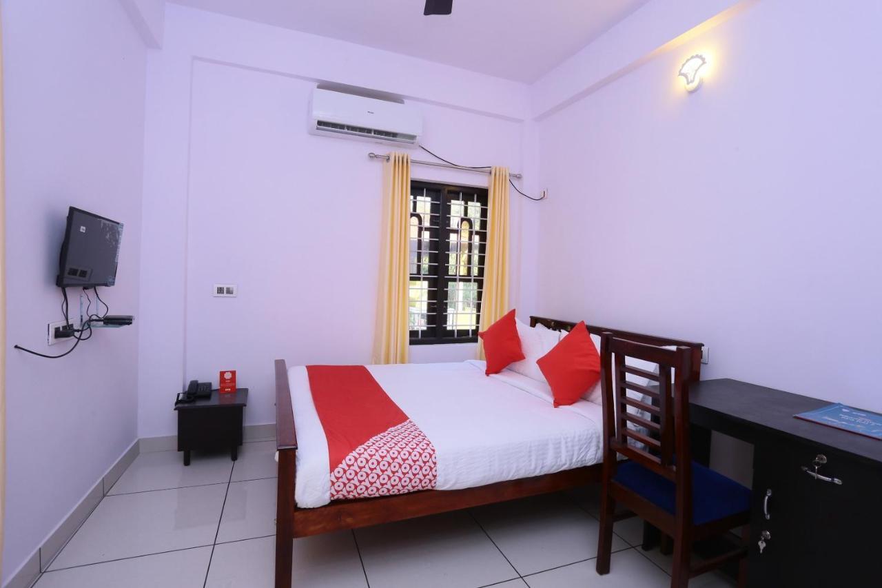 Oyo 26697 United Residency Otel Kazhakuttam Dış mekan fotoğraf
