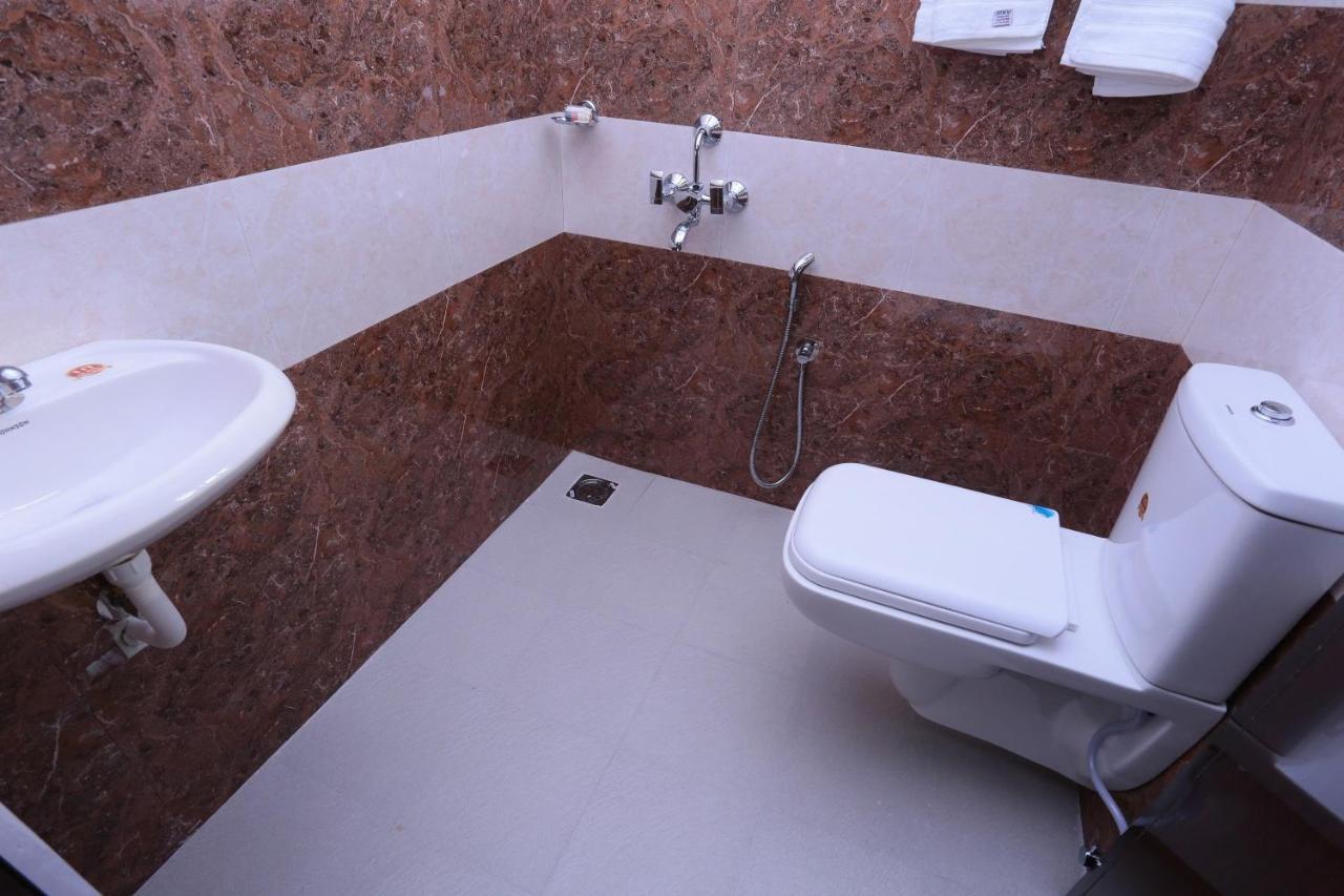 Oyo 26697 United Residency Otel Kazhakuttam Dış mekan fotoğraf