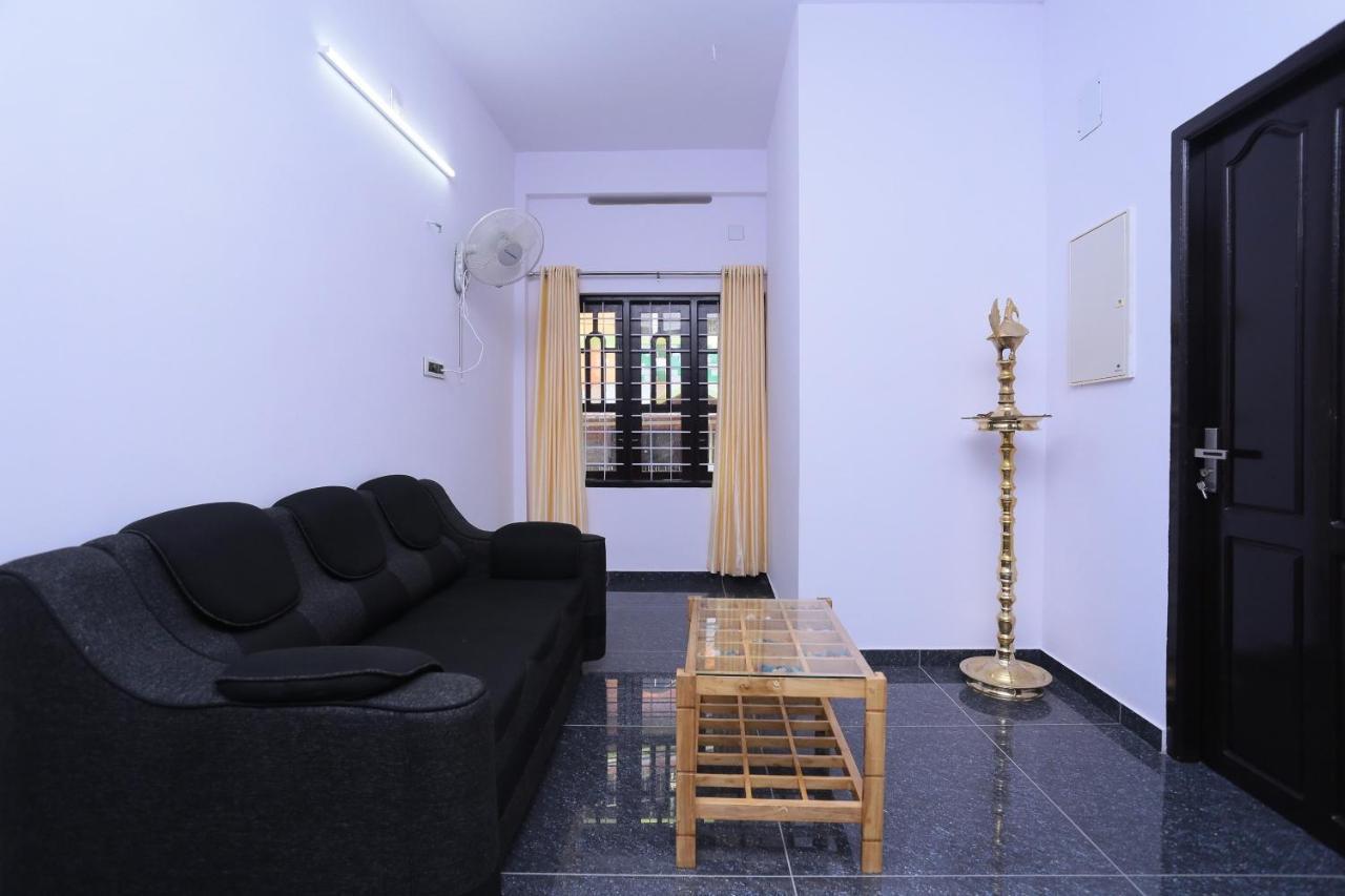 Oyo 26697 United Residency Otel Kazhakuttam Dış mekan fotoğraf