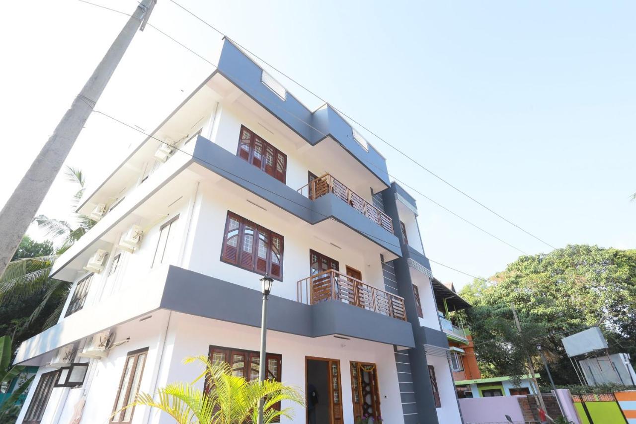 Oyo 26697 United Residency Otel Kazhakuttam Dış mekan fotoğraf